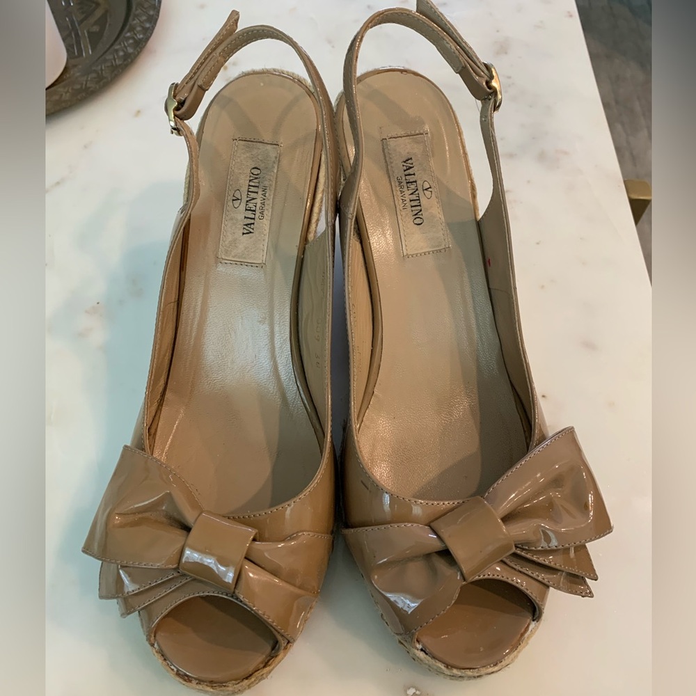 Valentino Garavani patent bow espadrilles open toe sandals. Size 38 (7.5 U.S.)